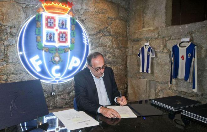 伊藤洋辉首球穆西亚拉一条龙 拜仁4-0法兰克福.